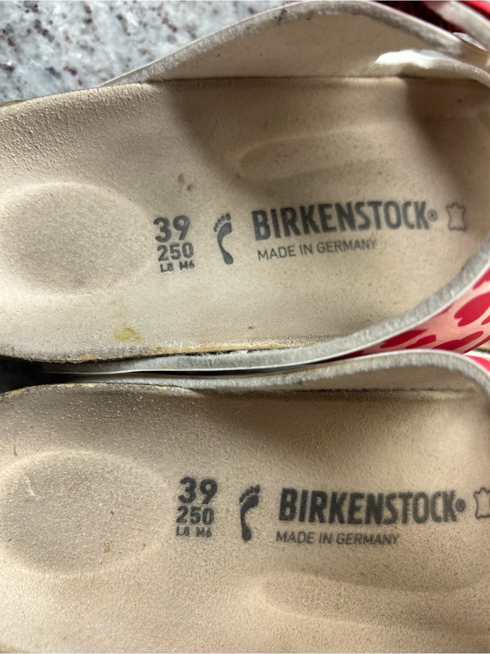 Birkenstock Arizona Women’s Cream Sandals with Red Heart Print size 8(39) - Picture 7 of 7